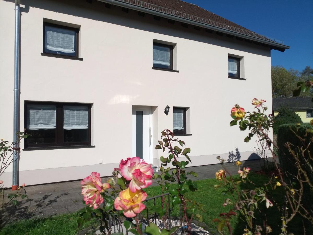Villa Zum Rosenhuegel à Hellenthal Extérieur photo